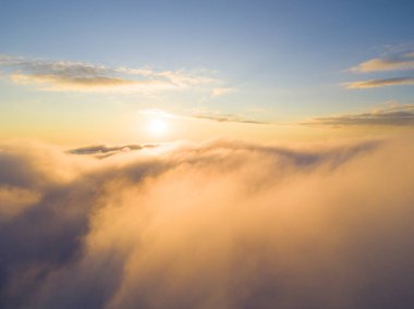 Mavi gökyüzünde havadan görünümü beyaz bulutlar. Üstten görünüm. Drone görüntüleyin. Hava kuş bakışı. Hava üstten görünüm cennet. Bulutlar doku. Yukarıdan görüntüleyin. Gündoğumu veya günbatımı bulutlar üzerinde