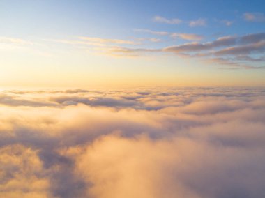 Mavi gökyüzünde havadan görünümü beyaz bulutlar. Üstten Görünüm. Drone görüntüleyin. Mavi gökyüzünde havadan görünümü beyaz bulutlar. Üstten Görünüm. Drone görüntüleyin. Hava kuş bakışı. Hava üstten görünüm cennet. Bulutlar doku. Yukarıdan görüntüleyin. Gündoğumu veya günbatımı bulutlar üzerinde