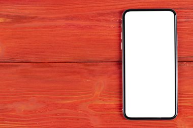 Smartphone ile boş perde kadar sahte. Smartphone izole ekran kırpma yoluyla. Cep telefonu beyaz ekran ile kopya alanı ofis masasında. Metin için boş yer. İzole beyaz ekran