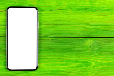 Smartphone ile boş perde kadar sahte. Smartphone screensmartphone boş ekran yukarı alay ile izole. Smartphone izole ekran kırpma yoluyla. Cep telefonu beyaz ekran ile kopya alanı ofis masasında. Metin için boş yer. İzole beyaz ekran