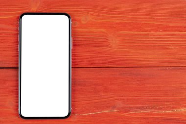 Smartphone ile boş perde kadar sahte. Smartphone izole ekran kırpma yoluyla. Cep telefonu beyaz ekran ile kopya alanı ofis masasında. Metin için boş yer. İzole beyaz ekran