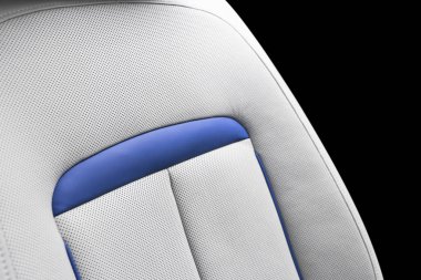 Beyaz deri iç lüks modern araba. Delikli beyaz deri rahat koltuklar üzerinde izole siyah arka plan dikişli. Modern araba iç ayrıntılar. Araba ayrıntılı. Arabanın içine