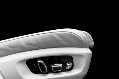 Beyaz deri iç lüks modern araba. Delikli beyaz deri rahat koltuklar üzerinde izole siyah arka plan dikişli. Modern araba iç ayrıntılar. Araba ayrıntılı. Arabanın içine