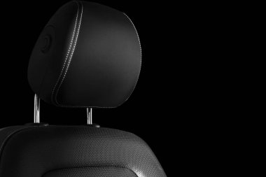 Modern lüks araba deri iç. Beyaz dikişli deri Oto Koltuğu ayrıntılar bölümü. Prestij araba iç. Rahat delikli deri koltuklar. Delikli deri. Araba ayrıntılı. Siyah ve beyaz