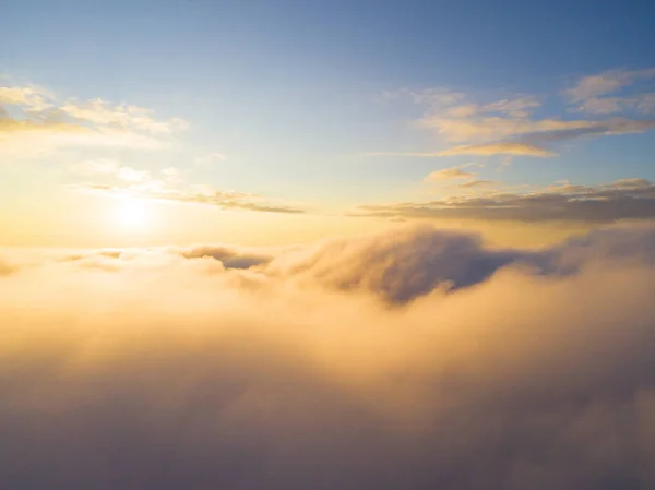 Vista aérea Nubes blancas en el cielo azul. Vista superior. Vista desde el dron. Vista aérea de pájaro. Vista superior aérea del paisaje nublado. Textura de nubes. Vista desde arriba. Salida o puesta del sol sobre las nubes — Foto de Stock