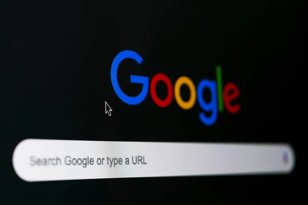 Google search homepage auf dem Apple Imagemonitor aus nächster Nähe. Google ist die beliebteste Suchmaschine der Welt. Ikone der sozialen Medien. Google-Logo. Google-Symbol — Stockfoto