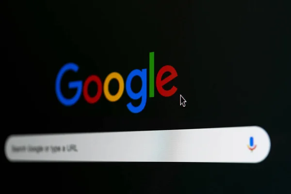 Google search homepage op het Apple imac-beeldscherm close-up. werelds meest populaire zoekmachine is Google. Pictogram van de sociale media. Google-logo. Google-pictogram — Stockfoto