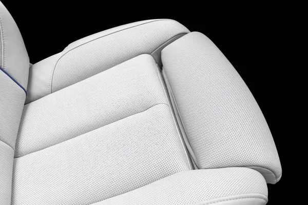 Weißes Lederinterieur des modernen Luxusautos. Perforiertes weißes Leder bequeme Sitze mit Nähten isoliert auf schwarzem Hintergrund. moderne Details im Fahrzeuginnenraum. Autovervollständigung. Auto drinnen — Stockfoto