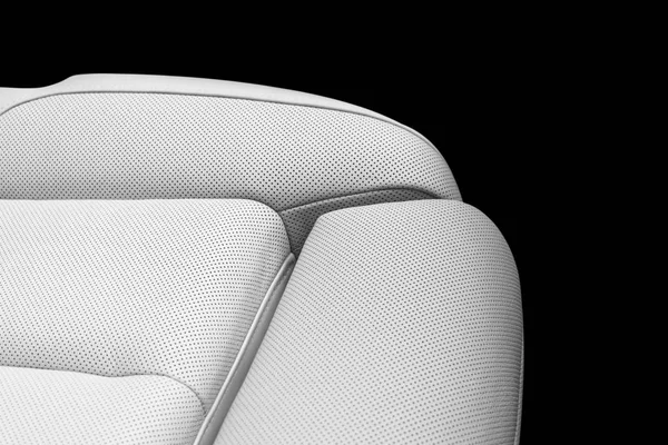 Interior de couro branco do carro moderno de luxo. Assentos confortáveis de couro branco perfurado com costura isolada no fundo preto. Detalhes modernos do interior do carro. Detalhes do carro. Carro dentro — Fotografia de Stock