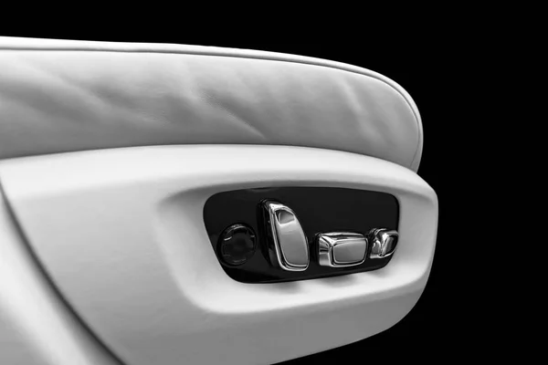 Interior de couro branco do carro moderno de luxo. Assentos confortáveis de couro branco perfurado com costura isolada no fundo preto. Detalhes modernos do interior do carro. Detalhes do carro. Carro dentro — Fotografia de Stock