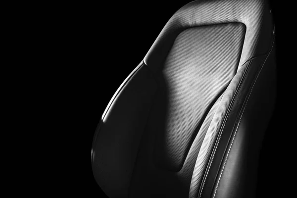 Interior moderno de cuero de coche de lujo. Parte de los detalles del asiento de coche de cuero con costuras blancas. Interior de coche de prestigio. Cómodos asientos de cuero perforado. Cuero perforado. Detallando el coche. Blanco y negro —  Fotos de Stock