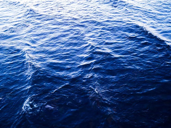 透明な海の水の表面の質感の空撮。上記の自然な青色の背景を表示します。熱帯のビーチのターコイズ リップル水の反射。青い海の波。夏の海。平面図です。航空写真 — ストック写真