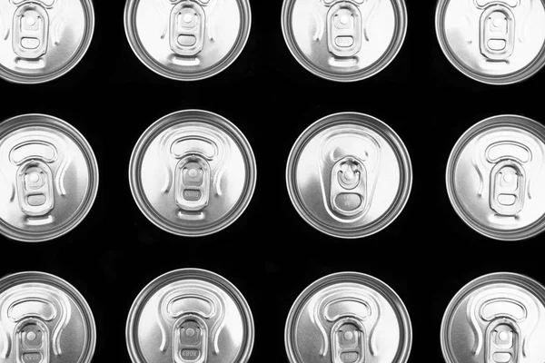 Primer plano de la foto de latas de aluminio en bruto. Aluminio puede fondo. Patrón de lata. Latas de aluminio para bebidas. Una lata de bebida. Envases metálicos para bebidas de embalaje. Blanco y negro —  Fotos de Stock