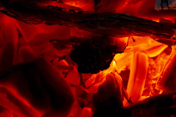 Burning firewood in the fireplace close up, BBQ fire, charcoal bBurning firewood in the fireplace close up, BBQ fire, charcoal background. Charcoal fire with sparks. Fire background. Close up — Stock Photo, Image