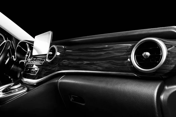Modernes Luxusauto im Inneren. Innenraum des Prestigeautos. bequeme Ledersitze. Cockpit aus perforiertem Leder mit weißer Naht. Lenkrad und Armaturenbrett Schaltautomatik. schwarz-weiß — Stockfoto