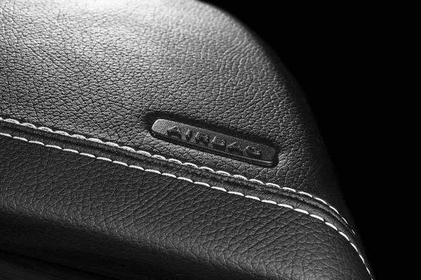 Interior de cuero deportivo moderno. Parte de los detalles de la cabina del coche de cuero con costuras. Detallando el coche. Cabina de cuero perforado con airbag. Blanco y negro — Foto de Stock