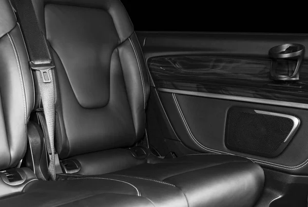 Terug passagier zitplaatsen in moderne luxe auto. Frontale weergave. Geperforeerd leder met witte stiksels. Auto detaillering. Terug lederen comfortabele stoelen. Auto-interieurdetails. Zwart-wit — Stockfoto