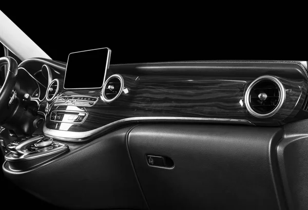 Moderno coche de lujo dentro. Interior de coche de prestigio. Cómodos asientos de cuero. Cabina de cuero perforado con costuras blancas. Volante y tablero de instrumentos. Cambio automático de marchas. Blanco y negro — Foto de Stock