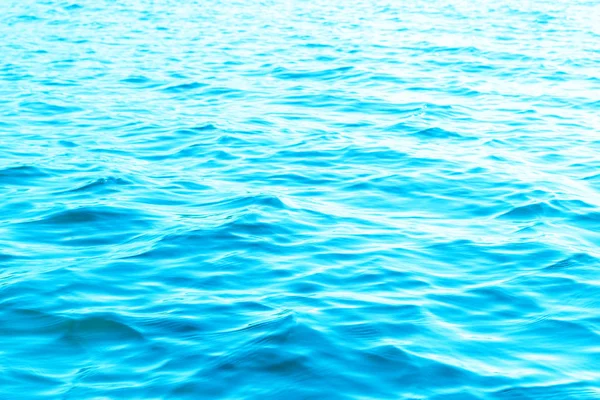 Weergave van een kristalheldere zee water textuur. Bekijk above natuurlijke blauwe achtergrond. Turquoise rimpel water reflectie in tropisch strand. Blauwe oceaan Golf. Zomer zee. Bovenaanzicht — Stockfoto