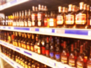 Soyut bulanık süpermarket mağaza ve buzdolabı mağaza. İç alışveriş merkezi defocused arka plan. İş yemeği. Bokeh ışık arka plan. Bulanıklık süpermarket. İçecek bölgesi konsepti