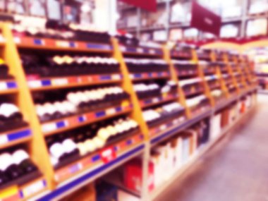 Soyut bulanık süpermarket mağaza ve buzdolabı mağaza. İç alışveriş merkezi defocused arka plan. İş yemeği. Bokeh ışık arka plan. Bulanıklık süpermarket. İçecek bölgesi konsepti