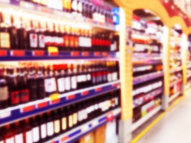 Soyut bulanık süpermarket mağaza ve buzdolabı mağaza. İç alışveriş merkezi defocused arka plan. İş yemeği. Bokeh ışık arka plan. Bulanıklık süpermarket. İçecek bölgesi konsepti