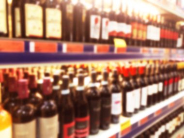 Soyut bulanık süpermarket mağaza ve buzdolabı mağaza. İç alışveriş merkezi defocused arka plan. İş yemeği. Bokeh ışık arka plan. Bulanıklık süpermarket. İçecek bölgesi konsepti