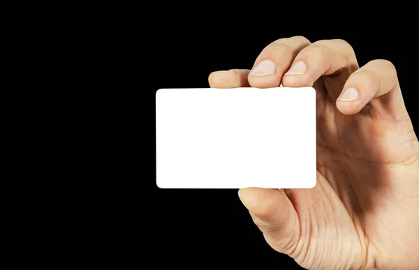 Działalności człowieka przytrzymanie puste pusty wizytówkę z na białym tle biały ekran. Biznesmen, przedstawiając jego wizytówkę. Trzymając pustą kartę. Biała wizytówka w ręku ze ścieżką przycinającą na karty. — Zdjęcie stockowe
