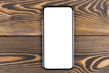 Smartphone ile boş perde kadar sahte. Smartphone izole ekran kırpma yoluyla. Cep telefonu beyaz ekran ile kopya alanı ofis masasında. Metin için boş yer. İzole beyaz ekran