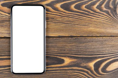 Smartphone ile boş perde kadar sahte. Smartphone izole ekran kırpma yoluyla. Cep telefonu beyaz ekran ile kopya alanı ofis masasında. Metin için boş yer. İzole beyaz ekran