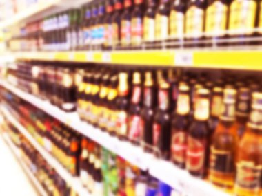 Soyut bulanık süpermarket mağaza ve buzdolabı mağaza. İç alışveriş merkezi defocused arka plan. İş yemeği. Bokeh ışık arka plan. Bulanıklık süpermarket. İçecek bölgesi konsepti