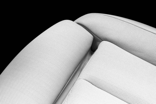 Bílá kůže interiér luxusní moderní auto. Perforovaná bílá kožená pohodlná sedadla s prošitím. Moderní Auto detaily interiéru. Auto detaily. Auto uvnitř. Kůže textury pozadí — Stock fotografie