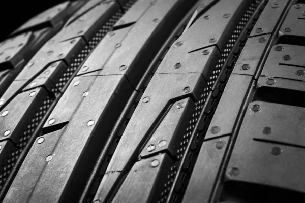 工作室拍摄的一套夏季汽车轮胎的黑色背景。轮胎堆栈背景。汽车轮胎保护器关闭。黑色橡胶轮胎。全新的汽车轮胎。关闭黑色轮胎轮廓。汽车轮胎排成一行 — 图库照片