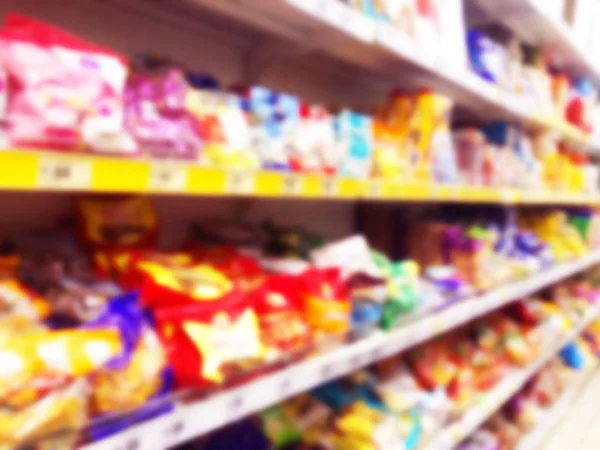 Absztrakt életlen szupermarket áruház és hűtőszekrények az áruházban. A belső bevásárlóközpont középpontjában a háttér. Üzleti élelmiszer. Bokeh fény háttér. Blur szupermarket. Drink övezet koncepció — Stock Fotó