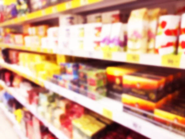 Abstract blurred supermarket store and refrigerators in department store. Interior shopping mall defocused background. Business food. Bokeh light background. Blur supermarket. Drink zone concept — Stock Photo, Image