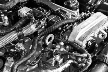 Araba motoru. Araba motoru parçası. İçi yanmalı motorun yakın çekim görüntüsü. Yeni bir arabada motor detaylandırması. Araba detaylandırması. Siyah beyaz