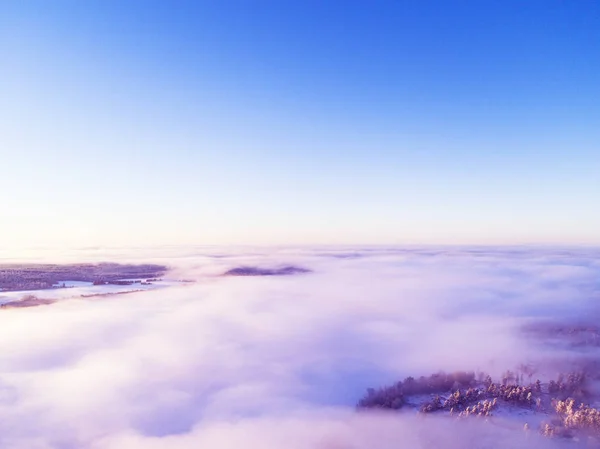 Хмари повітряного вигляду над лісом під час зими. Вид з повітря на ліс і хмари. Берегова лінія. Вид на ліс безпілотника. Хмарний пейзаж з видом зверху. Текстура хмар . — стокове фото