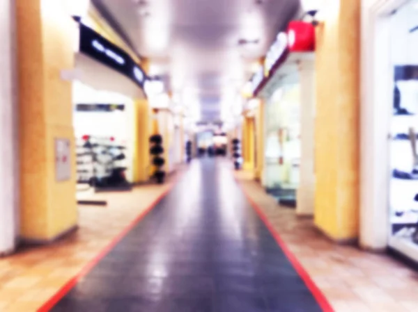 Resumen borroso bokeh luces centro comercial de lujo y el interior de los grandes almacenes. Fondo borroso con gente en el centro comercial con luz bokeh. Gente de imagen borrosa en el centro comercial — Foto de Stock
