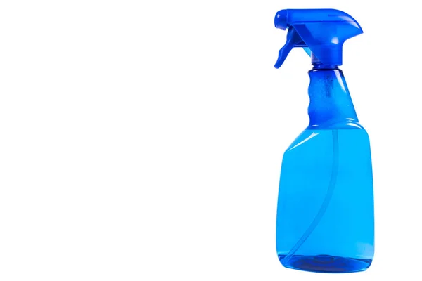 Frasco de spray de água de plástico azul isolado no fundo branco. Frasco de detergente de plástico em branco azul, isolado sobre fundo branco. Espaço vazio para texto. Caminho de recorte — Fotografia de Stock
