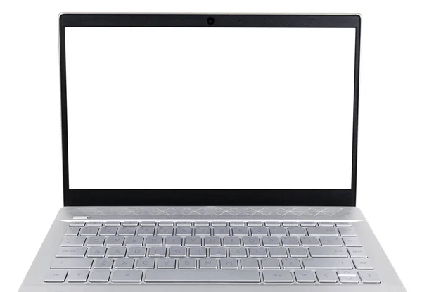 白い背景に隔離された空白の画面モックアップを持つラップトップコンピュータPC。クリッピングパス付きのノートパソコンの分離画面。コピースペースを備えたPCコンピュータのホワイトスクリーン。テキスト用の空き領域. — ストック写真