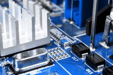 Devre panosunun mikro çipli ve elektronik parçalı makro görüntüsü. Bilgisayar donanım teknolojisi. Entegre iletişim işlemcisi. Bilgi mühendisliği. Yarı iletken. PCB. Yakın çekim.