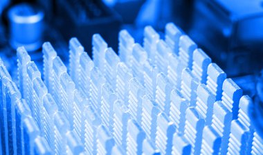 Devre panosunun mikro çipli ve elektronik parçalı makro görüntüsü. Bilgisayar donanım teknolojisi. Entegre iletişim işlemcisi. Bilgi mühendisliği. Yarı iletken. PCB. Yakın çekim.