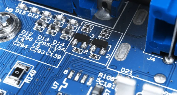 Macro disparo de placa de circuito con resistencias microchips y componentes electrónicos. Tecnología de hardware informático. Procesador de comunicación integrado. Ingeniería de la información. Semiconductor. PCB. Primer plano. — Foto de Stock