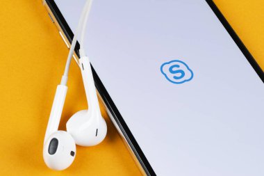 Apple iphone X akıllı telefon ekranında Skype kurumsal uygulama simgesi yakın çekim. Skype business messenger uygulaması simgesi. Sosyal medya simgesi. Sosyal ağ. Skype uygulaması simgesi.