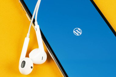 Apple iphone X ekranında Wordpress uygulama simgesi yakın çekim. Wordpress uygulama simgesi. Wordpress.com uygulama. Sosyal ağ