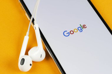 Apple iphone X akıllı telefon ekranında Google arama uygulaması simgesi yakın çekim. Google uygulama simgesi. Sosyal ağ. Sosyal medya simgesi