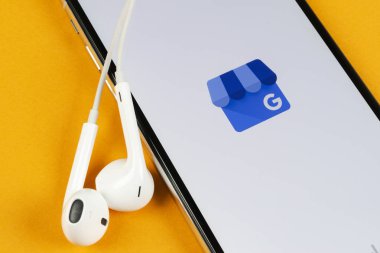 Apple iphone X ekranında Google My Business uygulama simgesi yakın çekim. Google My Business simgesi. Google Benim iş uygulaması. Sosyal medya ağı