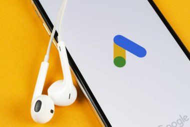 Apple iphone X ekranında Google Ads Adwords uygulama simgesi yakın çekim. Google Reklam Sözcükleri simgesi. Google reklamları Adwords uygulaması. Sosyal medya ağı