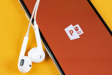 Microsoft office Powerpoint uygulama simgesini Apple iphone X ekran yakın çekim. PowerPoint uygulaması simgesi. Microsoft Power Point uygulaması. Sosyal medya ağı