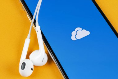 Microsoft Onedrive uygulama simgesi üzerinde Apple iphone X ekran yakın çekim. Microsoft onedrive app simgesi. Microsoft office Onedrive uygulama. Sosyal medya ağı
